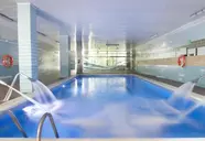 Kryty basen z hydromasażem w Gran Garbi Mar