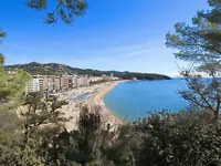 Plaża z parasolami w okolicy Gran Garbi Mar
