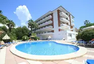 Basen i leżaki w hotelu Gran Garbi Mar