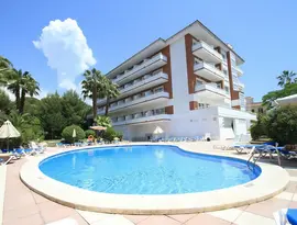 Basen i leżaki w hotelu Gran Garbi Mar
