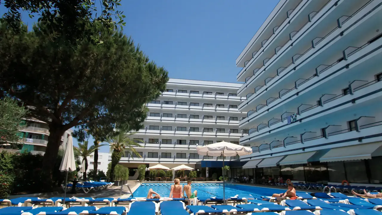 Basen i leżaki w hotelu Gran Garbi