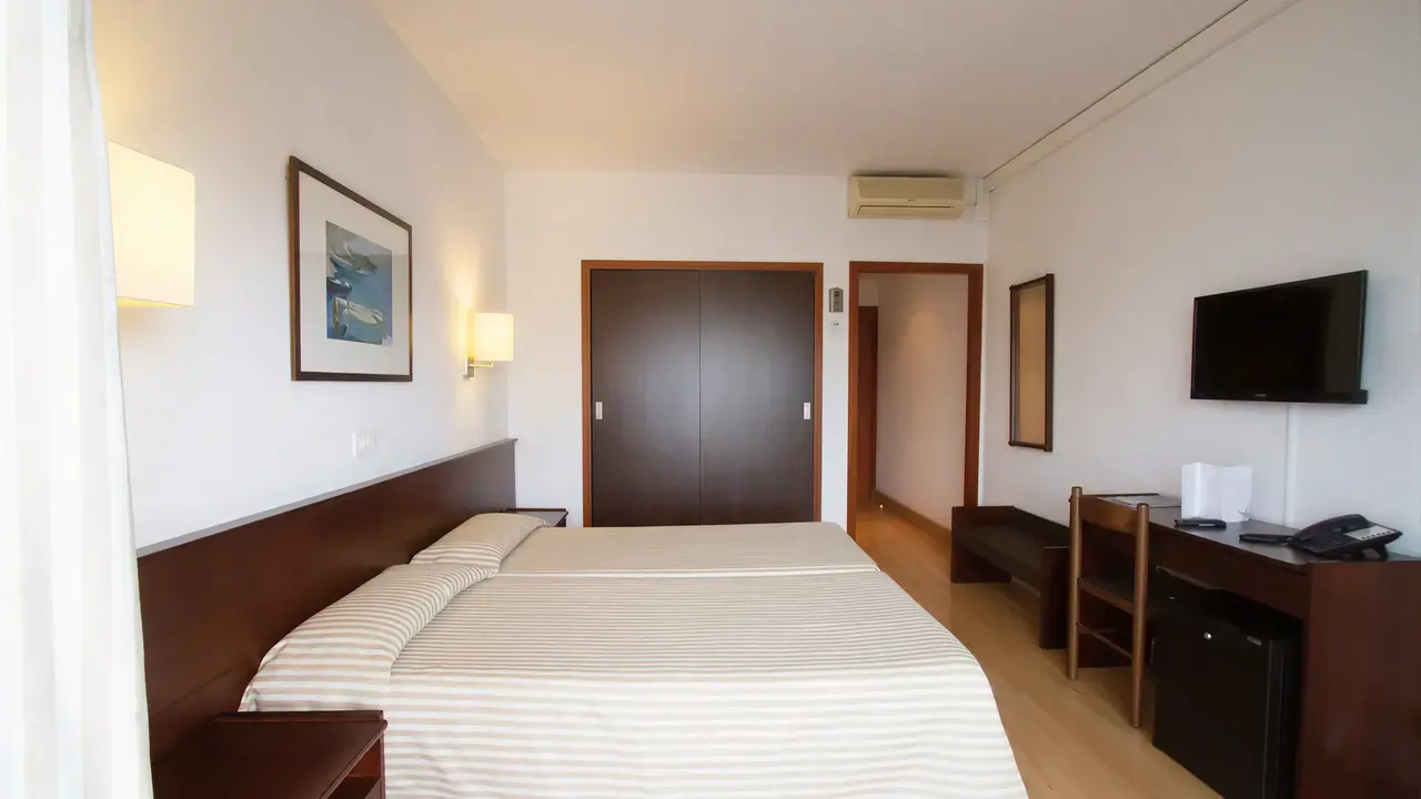 Pokój z łóżkami w hotelu Gran Garbi