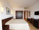 Pokój z łóżkami w hotelu Gran Garbi