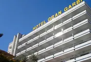 Elewacja budynku Gran Garbi na tle nieba
