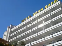 Elewacja budynku Gran Garbi na tle nieba