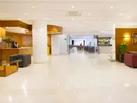 Nowoczesne lobby w Gran Garbi z recepcją