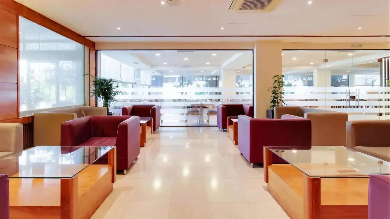 Wnętrze eleganckiego lobby w Gran Garbi
