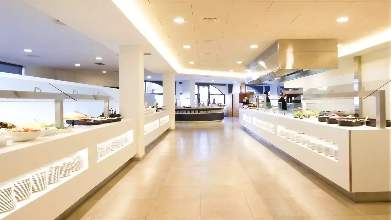 Bufet z jedzeniem w hotelu Gran Garbi