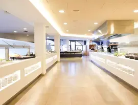 Bufet z jedzeniem w hotelu Gran Garbi
