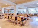 Restauracja w hotelu Gran Garbi z nakrytymi stołami