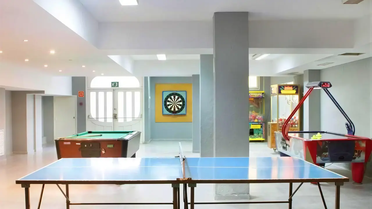 Sala gier w Gran Garbi z bilardem i pingpongiem