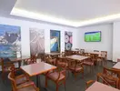 Jadalnia w Gran Garbi z drewnianymi stołami i krzesłami