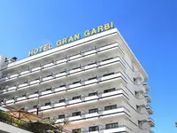 Elewacja budynku Gran Garbi na tle nieba