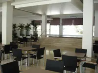 Sala z podestem scenicznym w Gran Garbi