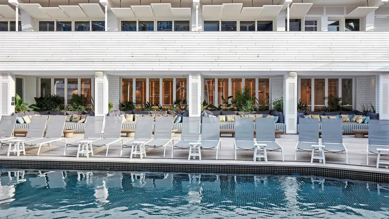 Basen i leżaki w hotelu Gran Hotel Flamingo