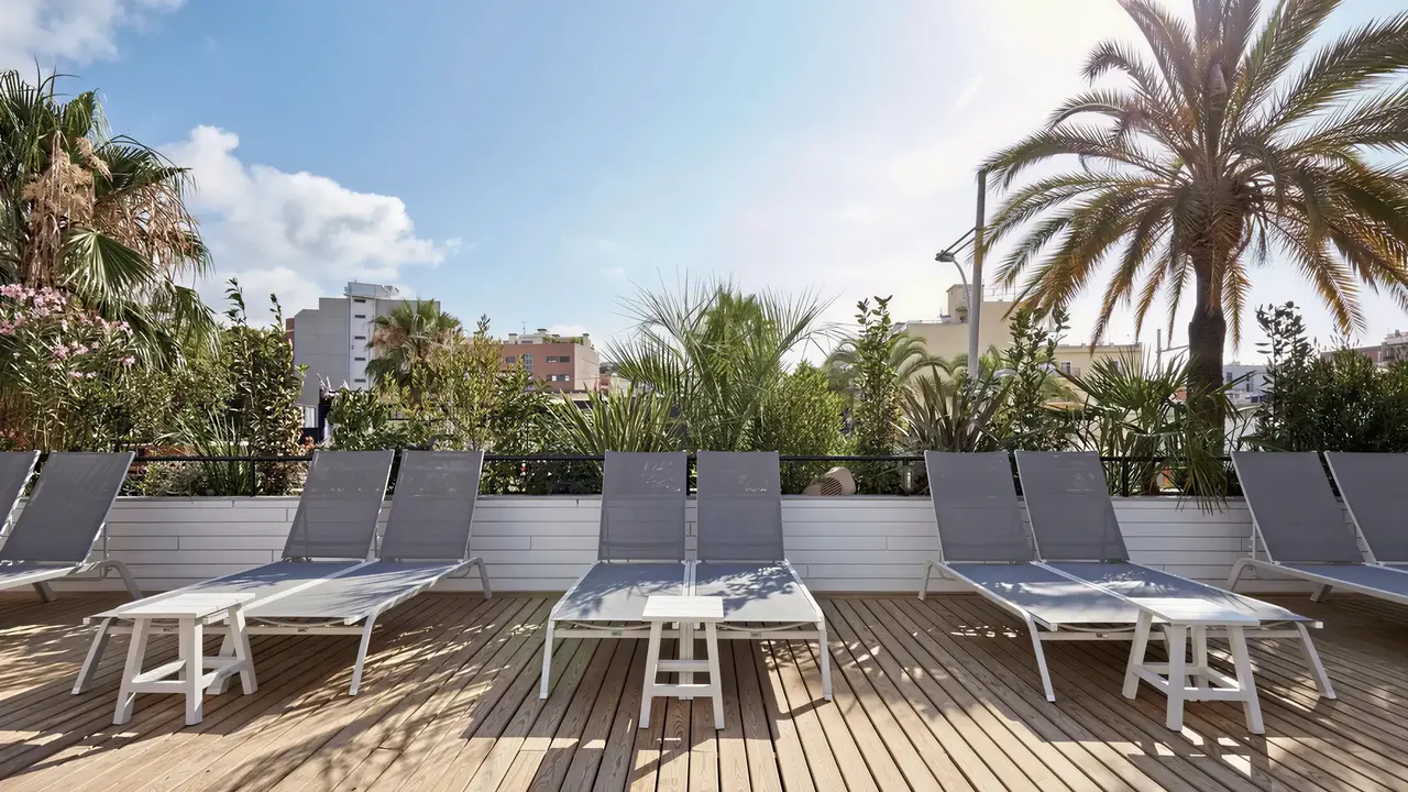 Leżaki na drewnianym tarasie w Gran Hotel Flamingo