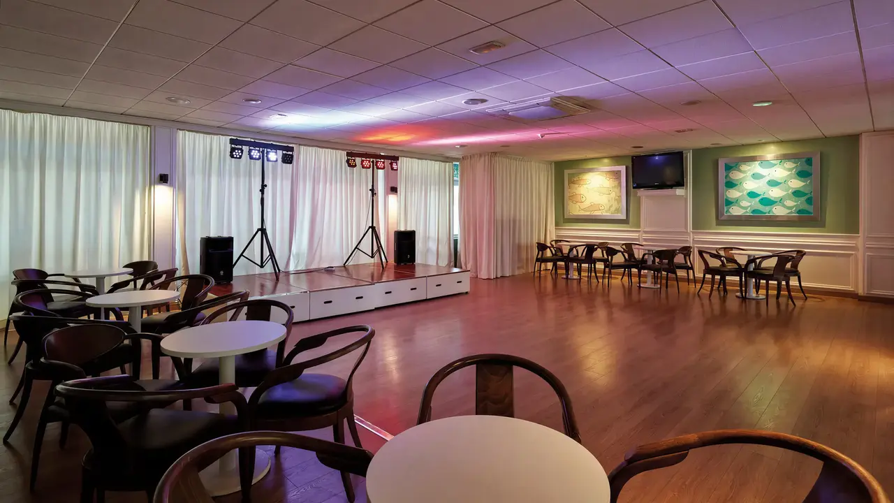 Sala z oświetleniem i sceną w Gran Hotel Flamingo