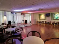 Sala z oświetleniem i sceną w Gran Hotel Flamingo