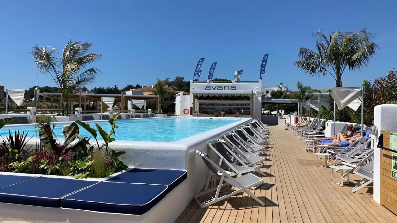 Basen i leżaki w Gran Hotel Flamingo