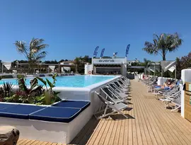 Basen i leżaki w Gran Hotel Flamingo