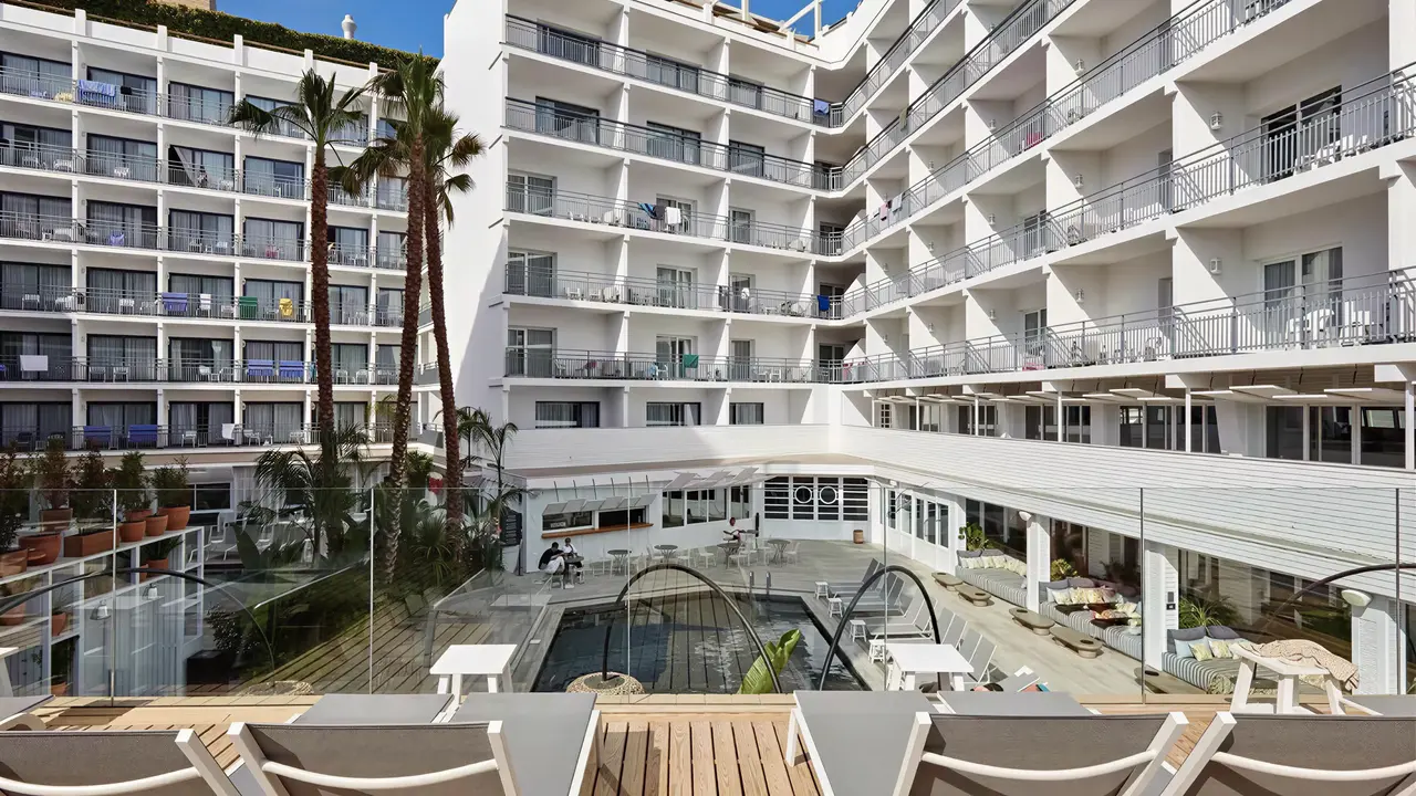 Widok na budynki i dziedziniec Gran Hotel Flamingo
