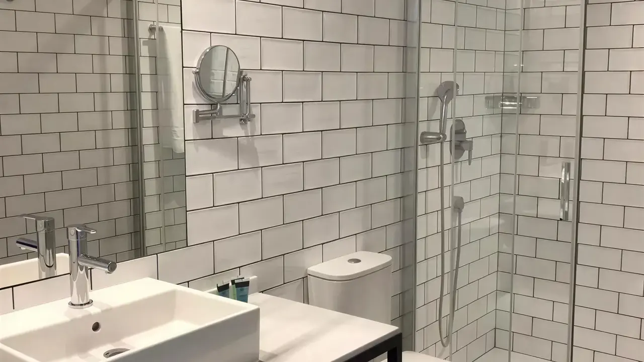 Łazienka w hotelu Gran Hotel Flamingo z prysznicem