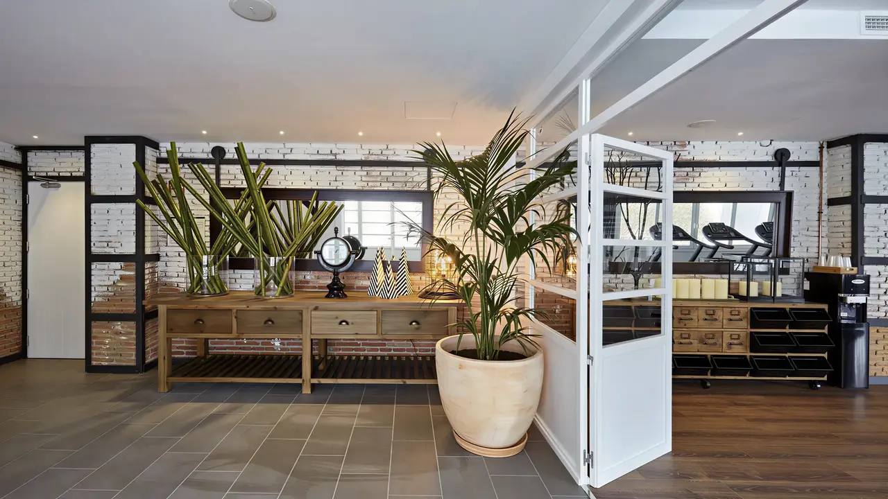 Wnętrze nowoczesnego lobby w Gran Hotel Flamingo