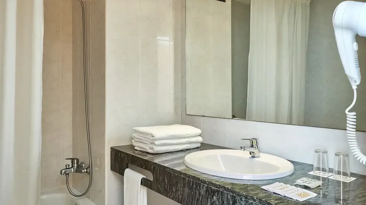 Łazienka w hotelu Gran Hotel Flamingo z wanną i umywalką