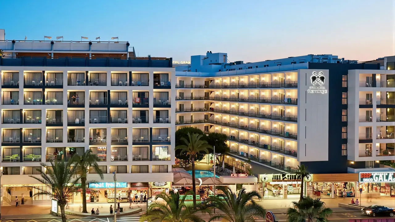 Elewacja budynku Gran Hotel Flamingo z widokiem na ulicę