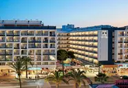 Elewacja budynku Gran Hotel Flamingo z widokiem na ulicę