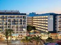Elewacja budynku Gran Hotel Flamingo z widokiem na ulicę