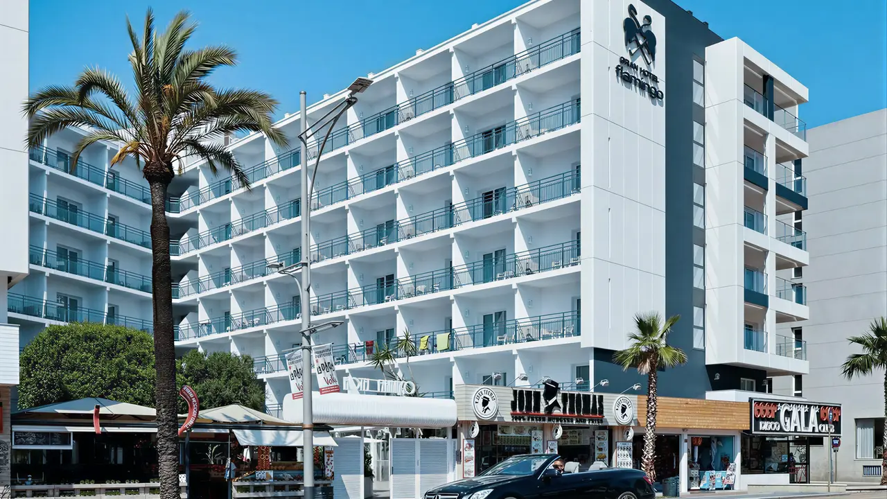 Elewacja budynku Gran Hotel Flamingo z widokiem na ulicę
