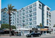 Elewacja budynku Gran Hotel Flamingo z widokiem na ulicę