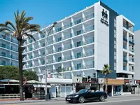 Elewacja budynku Gran Hotel Flamingo z widokiem na ulicę