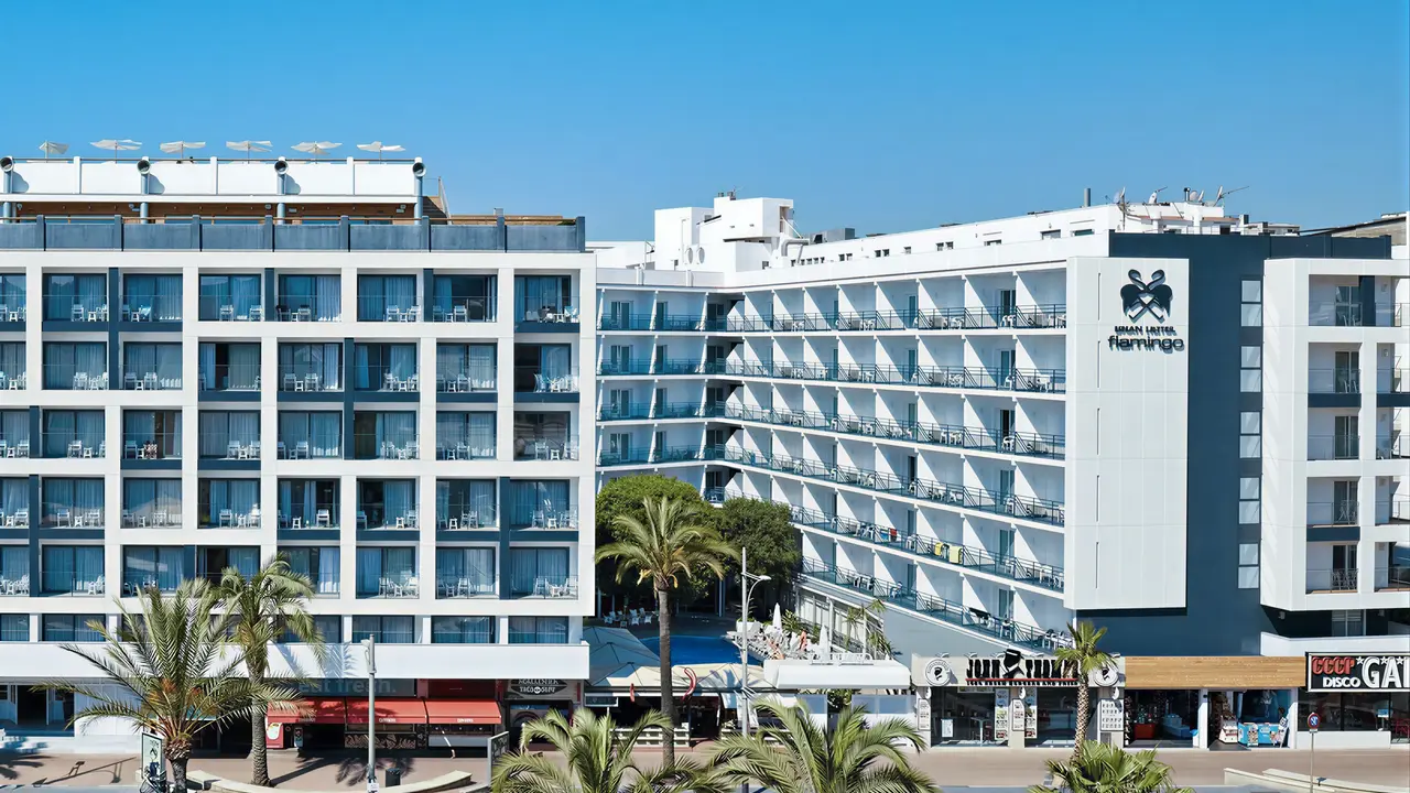 Elewacja budynku Gran Hotel Flamingo z palmami przed wejściem
