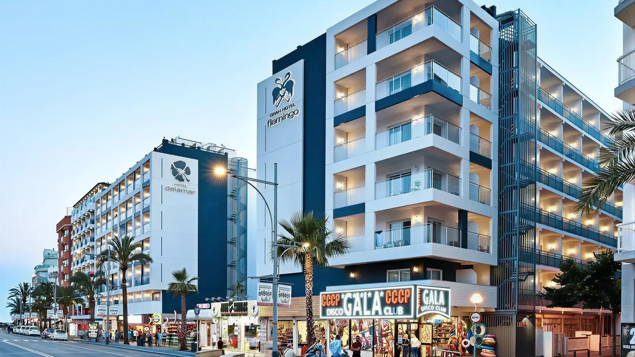 Elewacja budynku Gran Hotel Flamingo przy ulicy