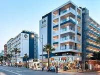 Elewacja budynku Gran Hotel Flamingo przy ulicy
