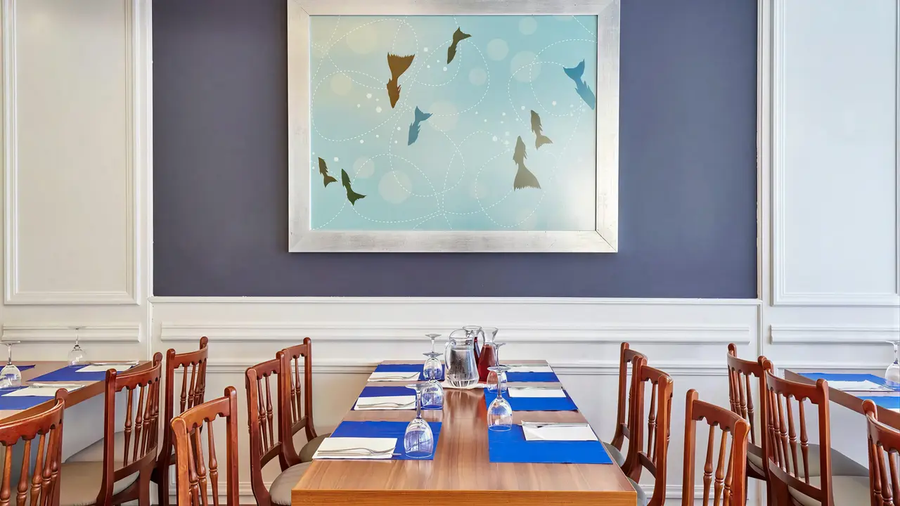 Restauracja w Gran Hotel Flamingo z nakrytymi stołami