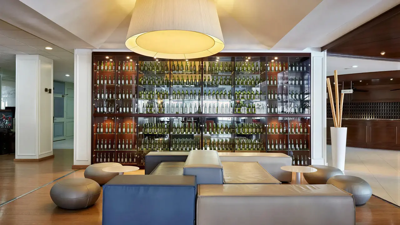 Elegancki bar z butelkami w Gran Hotel Flamingo