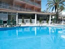 Basen w hotelu Gran Hotel Flamingo z leżakami