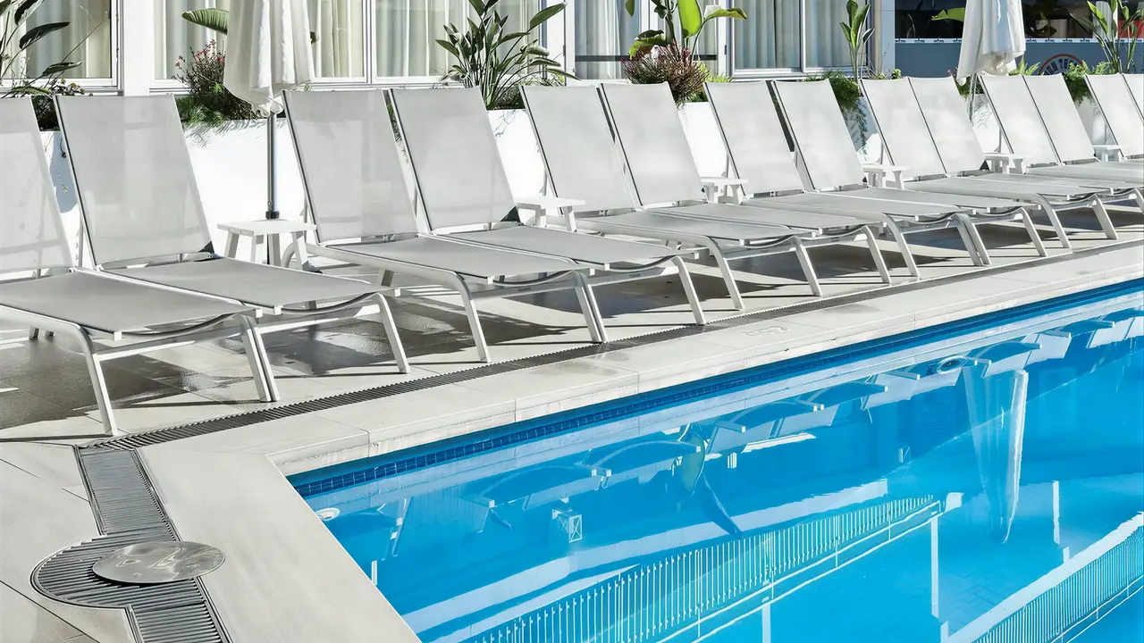 Basen z leżakami w Gran Hotel Flamingo