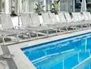Basen z leżakami w Gran Hotel Flamingo