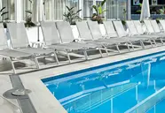 Basen z leżakami w Gran Hotel Flamingo