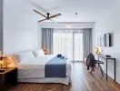 Nowoczesny pokój z łóżkiem w Gran Hotel Flamingo