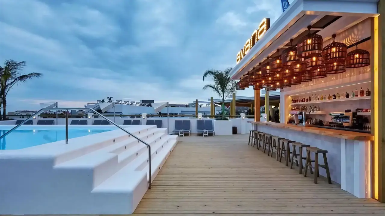 Bar przy basenie w Gran Hotel Flamingo