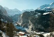 Widok na góry i Grand Hotel Belvedere w zimowej scenerii