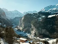 Widok na góry i Grand Hotel Belvedere w zimowej scenerii