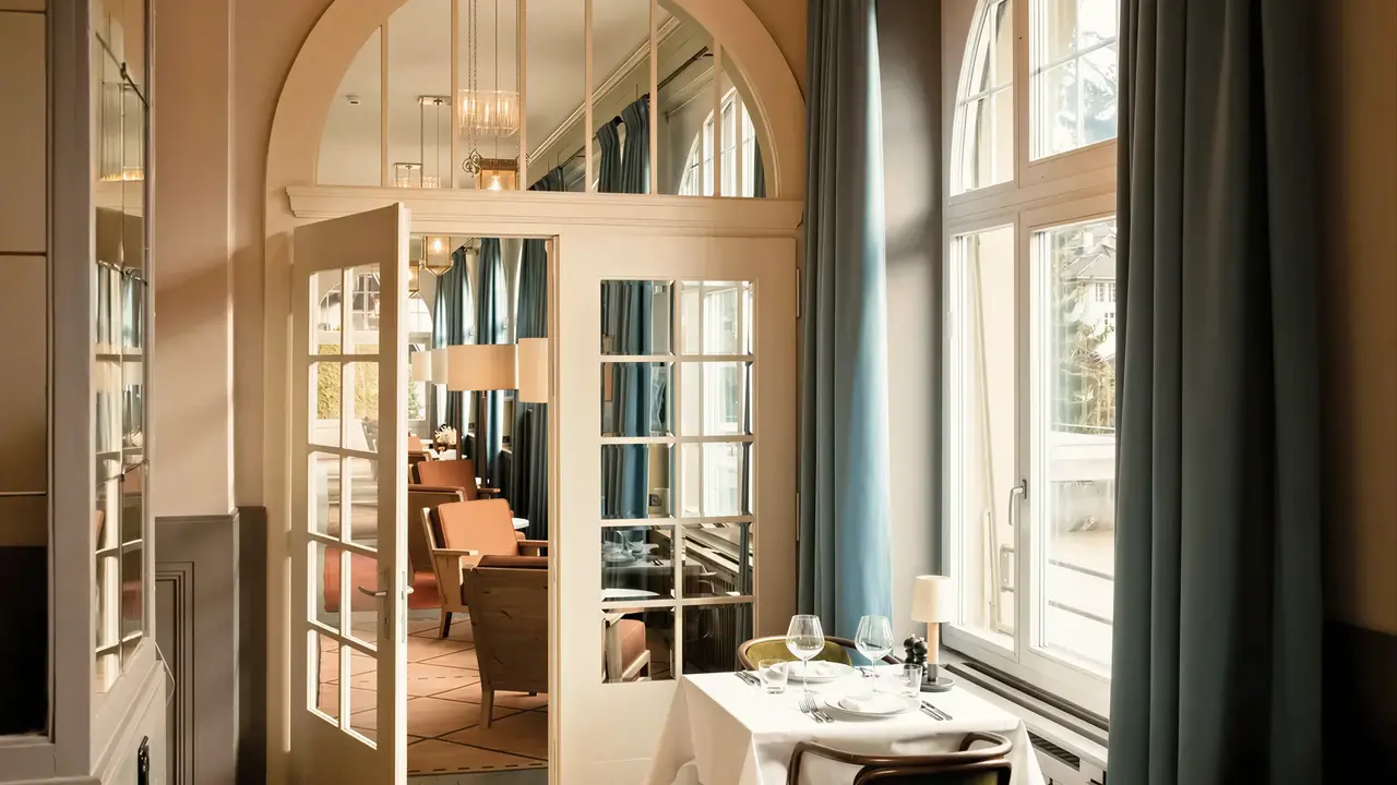 Elegancki stolik w restauracji Grand Hotel Belvedere
