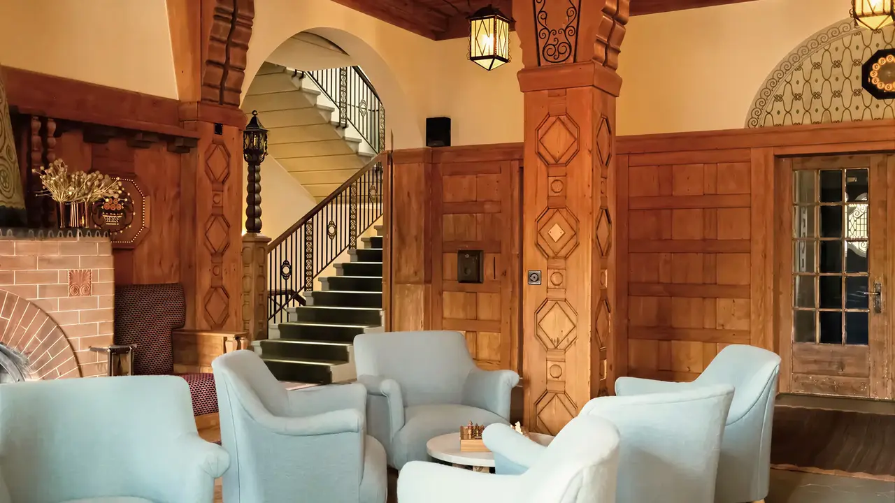 Wnętrze z wygodnymi fotelami w Grand Hotel Belvedere
