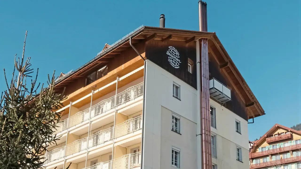 Elewacja budynku Grand Hotel Belvedere na jasnym tle
